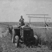 Kenteken: A 25275; Fordson, foto: still uit AV0909, collectie Groninger Archieven