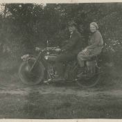 Kenteken: A 2030; Indian, Zuidlaren (?) ca. 1920, foto: A.M. van Wijk