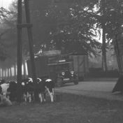 Kenteken: A 30977; Vrachtwagen, Zuidlaren, foto: still uit de film "Zuidlaardermarkt", C.R. Tiddens, 1939, coll. GrA (2209-AV7603)