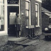 Kenteken: A 10325; Ford bj fam. Spreen, Onderdendam, uitsnede foto T. Amsing
