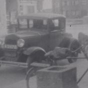 Kenteken: A 21178; Ford, foto: still uit de film "Moeders brief" G.A.B. Frinking 1935-1936, coll. GrA (2209-AV22410)
