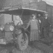 Kenteken: A 21545; Bode Boekhold met vrouw en zoon bij de Chevrolet, foto: J. Smits