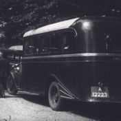 Kenteken: A 12223; Volvo bus, foto: still uit de film "Afscheid van zendelinge G. Reiling" G. Molenaar, A.C.F.O, 1934, coll. GrA (2209-AV14902)
