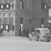 Kenteken: A 29063; Ford, Groningen, Grote Markt ca. 1938, foto: uitsnede 1785-23245.jpg