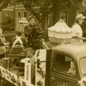 Kenteken: A 17385; Ford, Loppersum, Kruisweg, Klaas Gast in de cabine van de auto van zijn vader, 1952 (2687-0984); Fotograaf: W.F. Pastoor