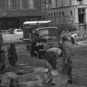 Kenteken: A 29717; Chevrolet vrachtwagen, Groningen, 1955, foto: uitsnede 2248-5822; Fotograaf: Fotobedrijf Piet Boonstra