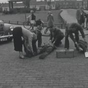 Kenteken: A 8503; Morris Six MS, Hoogkerk, 1953, foto: still uit "Dorpsfilm Hoogkerk" J.W.L. Adolfs, 1953, coll. GrA (2209-AV0469)