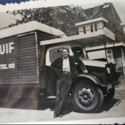 Kenteken: A 14166; Bedford met Karel (Bob) Brockschmidt, foto: <a href='https://www.facebook.com/photo.php?fbid=987500650071560&set=pb.100064349033512.-2207520000&type=3' target='_blank'>facebook Vissersdijk History Winschoten</a>