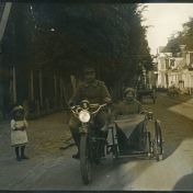 Kenteken: A 976; Dirk Herman Reinders op de Indian en Anna Westerhuis in de zijspan, Beetsterzwaag, Elfstedentocht, 24 mei 1915, foto: J. Heemstra