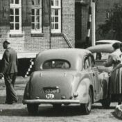 Kenteken: A 43368; Skoda bij het douanekantoor Bunderneuland, Duitsland, ca. 1954, foto: uitsnede AW2024-242; Fotograaf: Folkers, E.