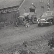 Kenteken: A 42173; Zetor, Boerderij van J.J.Bos, Schapeweg 4, Uithuizermeeden, voorjaar 1956, foto: A. D. den Hartogh