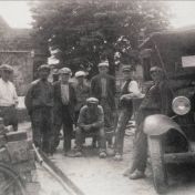 Kenteken: A 12891; Ford, Eenrum 1934, foto: "Eenrum vroeger en later" (1761-1012)