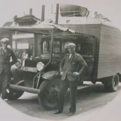 Kenteken: A 20467; Ford, boderijders Albert Harryvan en Meindert Sprang. ca. 1932, foto: Archief Historische Vereniging Het Wold