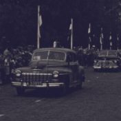 Kenteken: A 33855; Dodge Sedan, foto: still uit de film "Huize Avondlicht" ca. 1951, coll GrA (2209-AV33855)