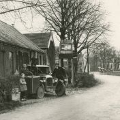 Kenteken: A 2595; Winneweer, autoverhuurbedrijf de Vries ca. 1930 (818-17526)
