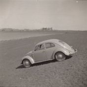 Kenteken: A 44509; VW bij de dijk te Usquert, foto: J.J. Medendorp