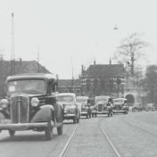 Kenteken: A 3701; Chevrolet, foto: still uit de film "De Commerciële Club Groningen" J. Thie, 1949 coll. GrA (2209-AV0535)