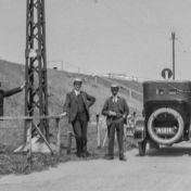 Kenteken: A 1215; Buick, bij de Hunsingosluis te Zoutkamp, W. J. Oppenoorth staat het dichtst bij de auto, ca. 1921, uitsnede 2437-7013.jpg; Fotograaf: Willem Johannes Oppenoorth