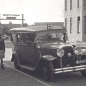 Kenteken: A 9638; Buick, still uit de film "De boottocht van het Roode Kruis, 1939 (of) Rode Kruis-excursie 1939. Deel 1", P. Dorhout & H. Leefsma, 08-06-1939, coll. GrA (2209-AV0317)