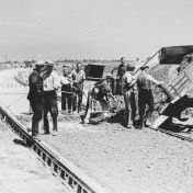 Kenteken: A 36445; Storten en verwerken van asfaltbeton, onbekende locatie, ca. 1947, foto: <a href='https://www.drentsarchief.nl/onderzoeken/beeldbank/zoeken/detail/478d8c92-23e0-33be-d666-708c8f7fcbd5/media/23eda471-28eb-a17b-76a6-1fc37327f6f1' target='_blank'>Collectie Drents Archief</a>; Fotograaf: Klaas van Buiten