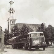 Kenteken: A 16738; Met het torentje van Spijk als decor een compleet product van de Daf fabriek uit Eindhoven, foto: B. Flikkema