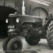 Kenteken: A 10912; Op de Miineapolis-Moline UTU tractor Jan Norden, daarnaast Piet Ettema, Delleweg, Stedum, ca. 1953, foto: E. Dijksterhuis-Zandt, via Stichting Historie Stedum