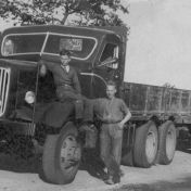Kenteken: A 42243; Mack, foto: collectie <a href='http://www.transportnostalgie.punt.nl/' target='_blank'>transportnostalgie.punt.nl</a>
