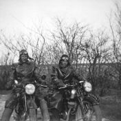 Kenteken: A 36967; Rechts Jan Roelf Kolhorn, links Tammo Huizinga uit Uithuizen, foto: H. Kolhorn-Gorzeman