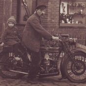 Kenteken: A 6982; Tonko Mulder en dochter Trijn op de Douglas, uitsnede foto H. Stuut