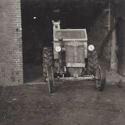 Kenteken: A 42173; Zetor, Boerderij van J.J.Bos, Schapeweg 4, Uithuizermeeden, voorjaar 1956, foto: A. D. den Hartogh