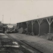 Kenteken: A 13721; Winschoten, Opslag Steenkoolhandel Staatsmijnen op het industrieterrein, foto: <a href='https://hdl.handle.net/21.12105/8a623f5b-8bdb-875c-b050-873f4e02177f' target='_blank'>Collectie CHC Oldambt / Gemeente Winschoten (5-0998b)</a>