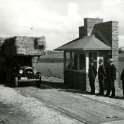 Kenteken: A 6135; Ingebruikname Weegbrug Ulrum 1939, foto uit archief Groninger Maatschappij van Landbouw (743-2279)