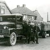 Kenteken: A 25518; GMC geladen met suikerbieten, Jan Drenth en Thomas Pru.(?) in Oldekerk,, foto: <a href='http://www.gmccckw.nl/index.php' target='_blank'>gmccckw.nl</a>