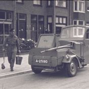 Kenteken: A 25180; Janson S-3, foto: still uit de film "De Groningsche reinigingsdienst voorheen en thans", C.R. Tiddens, 1936-1949 coll. GrA (2209-AV0061)