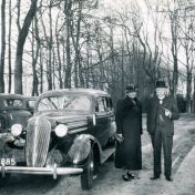 Kenteken: A 5984; Dodge sedan, links, met rechts Aldert Veldman en vrouw, familiehotel Paterswolde 10 april 1939. foto: H. Renkema