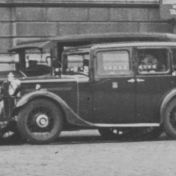 Kenteken: A 9571; Morris Ten, Groningen, Stationsplein ca. 1935, foto: uitsnede 1785-2751.jpg