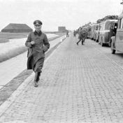 Kenteken: A 22602; Dodge bus met Duitse militairen richting Afsluitdijk nabij Zurich, foto: H. E. Boonstra