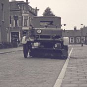 Kenteken: A 30761; Laffly veegwagen, foto: still uit de film "De Groningsche reinigingsdienst voorheen en thans", C.R. Tiddens, 1936-1949 coll. GrA (2209-AV0061)