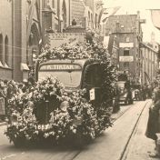 Kenteken: A 6820; Dodge, Groningen, Gelkingestraat. Optocht t.g.v. 40-jarig jubileum koningin Wilhelmina 1938 (1785-6095)