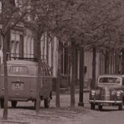 Kenteken: A 7634; Austin A40, uitsnede foto Oudheidkundige Vereniging Warkums Erfskip, 