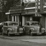 Kenteken: A 1934; 2x Austin A40,  uitsnede foto 1769-17988.jpg