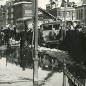 Kenteken: A 27165; Ford V8,, Overstroming Gedempte Zuiderdiep 9-3-1947, foto: archief Gemeentereiniging (1475)