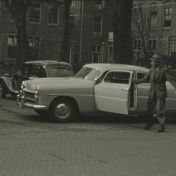 Kenteken: A 45997; Dokter Galema stapt uit zijn Hudson Coupe bij het Academisch Ziekenhuis in Groningen, foto: still uit de film "Een dag in de chirurgische kliniek", Foto-kino Wedema & Dijk, Bosman (regie), 1950 coll. GrA (2209-AV0472)