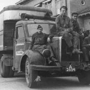 Kenteken: A 2654; Mercedes,  foto: Tresoar, Verzameling Ver. Friesland 1940-1945