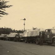 Kenteken: A 27837; Chevrolet en Kromhouttrucks met aardappelzetmeel bij de spoorlijn Veendam-Zuidbroek, foto: collectie W. Eekhof