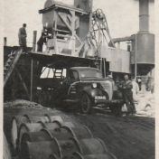 Kenteken: A 36445; Mient Plantinga naast de Fargo truck waarin asfalt wordt geladen voor de wegenbouw, onbekende locatie, ca. 1950, foto: archief PAX