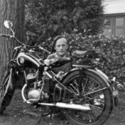 Kenteken: A 48189; Arie de Raat (1928-1992) met zijn nieuwe Puch bij het zomerhuisje van de familie aan de Engelberterplas, 1950 foto: T. de Raat