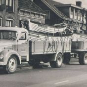 Kenteken: A 37390; Magirus met twee sloepen en werkboot voor Schip 'Durhambrook' bij scheepswerf 'De Haan en Oerlemans', Heusden, 1955. foto: R. Heersema