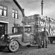 Kenteken: A 18072; De Ford vrachtwagen met trailer volgeladen met klompen bij klompenmaker Jansen aan de Aaltenseweg, de huidige Dames Jolinkweg, Varsseveld, foto: <a href='https://www.facebook.com/photo/?fbid=2513719655467560&set=g.339244522852500' target='_blank'>facebook</a>