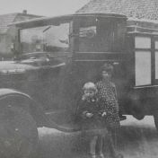 Kenteken: A 2471; Ford A, met op de treeplank dochter Truus en Dina Bulthuis, Wehe den Hoorn, ca. 1933, foto: E. J. Luit